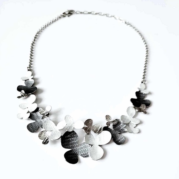 SPOUTNIK Silver Chain Link Multi-grey Textured Floral Shapes Necklace - Picture 1 of 11